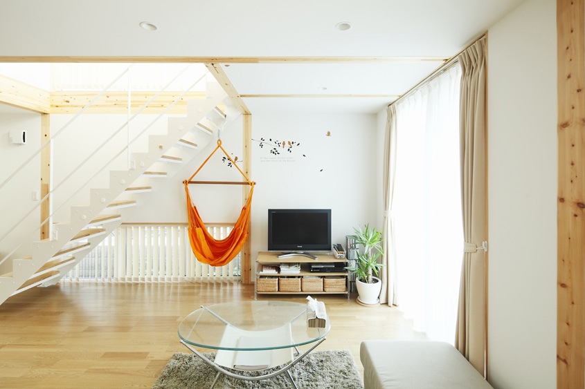 minimalistyczne wnętrze, mieszkanie  w japońskim stylu, jasne wnętrze